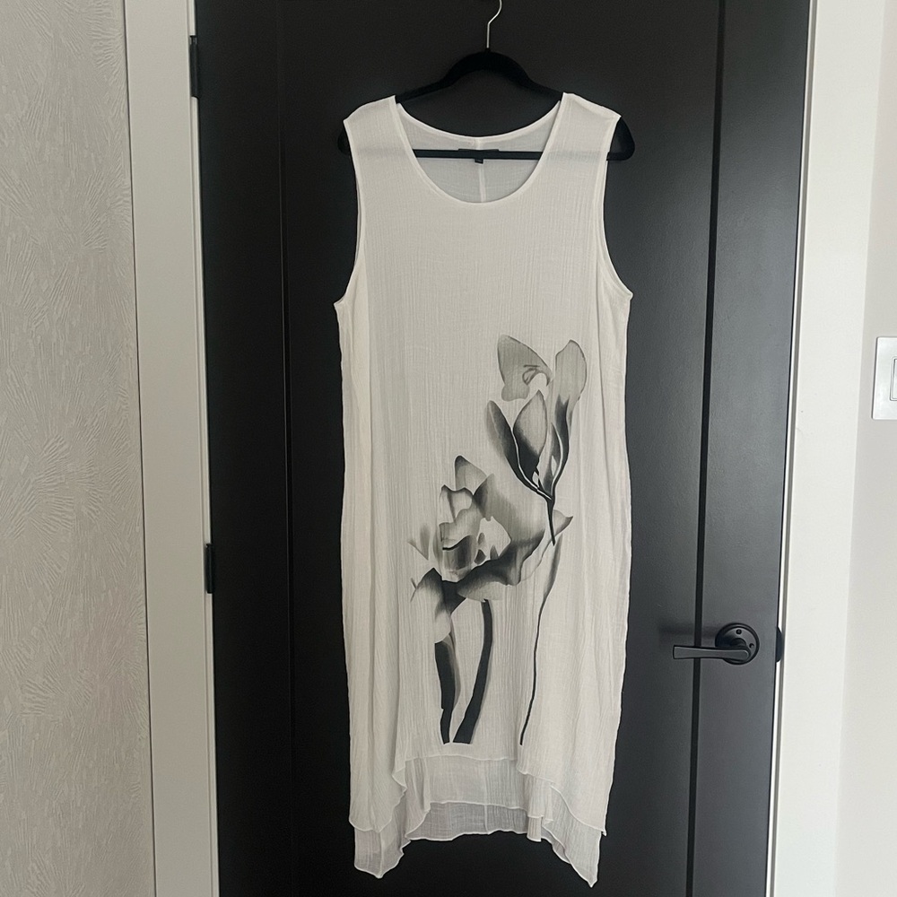 Funsport Elegant White Sleeveless Summer Dress with a Floral Design